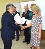 Zdjęcie przedstawia Laureata - Zastępcę NUS w Elblągu, odbierajacą dyplom za wyróżnienie w konkursie na 