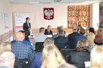 Zdjęcie przedstawia Dyrektora izby Administracji Skarbowej w Olsztynie, gdy wita przybyłych gości z Ministerstwa Finansów oraz przedsiębiorców biorących udział w spotkaniu.