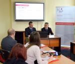 Zdjęcie przedstawia Dyrektora IAS Olsztyn, Pana Mariusza Pawłowskiego i eksperta ds. JPK_VAT, Pana Dominika Wolskiego z US w Elblągu oraz dziennikarzy lokalnych mediów, którzy przyszli na spotkanie.