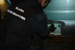 Funkcjonariuszka Celno-Skarbowa wyjmuje papierosy ze skrytki