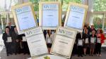 Zdjęcie przedstawia dyplomy otrzymane za wysokie miejsca w rankingu Dziennika Gazety Prawnej na tle zdjęcia grupowego wszystkich laureatów.
