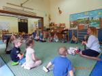Na zdjęciu przedszkolaki siedzące w kółku i słuchające pracownicy US w Piszu