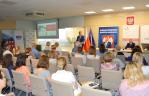 Zdjęcie przedstawia uczestników konferencji Świadomy przedsiębiorca i Wojewodę Warmińsko-Mazurskiego podczas otwarcia konferencji