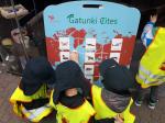 Zdjęcie przedstawia trzech chłopców w czapkach funkcjonariuszy Służby Celno-Skarbowej, którzy bawią się przy tablicy edukacyjnej CITES.