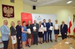 Zdjęcie przedstawia laureatów tegorocznego konkursu wraz z dykrecją IAS w Olsztynie, kanclerzem lokalnej loży BCC, przedstawicielką Wojewody Warmińsko-Mazurskiego i Marszałka Woj. Warmińsko-Mazurskiego