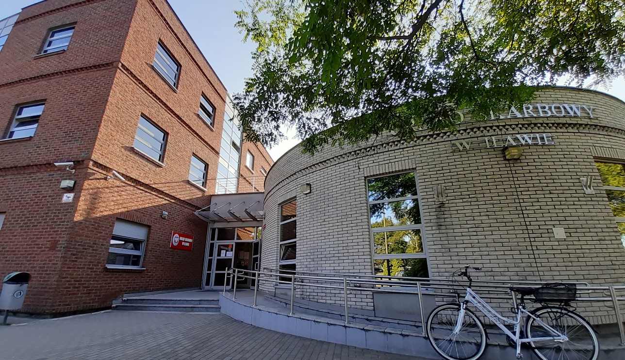 Fasada budynku, w którym znajduje się siedziba Urzędu Skarbowego w Iławie.