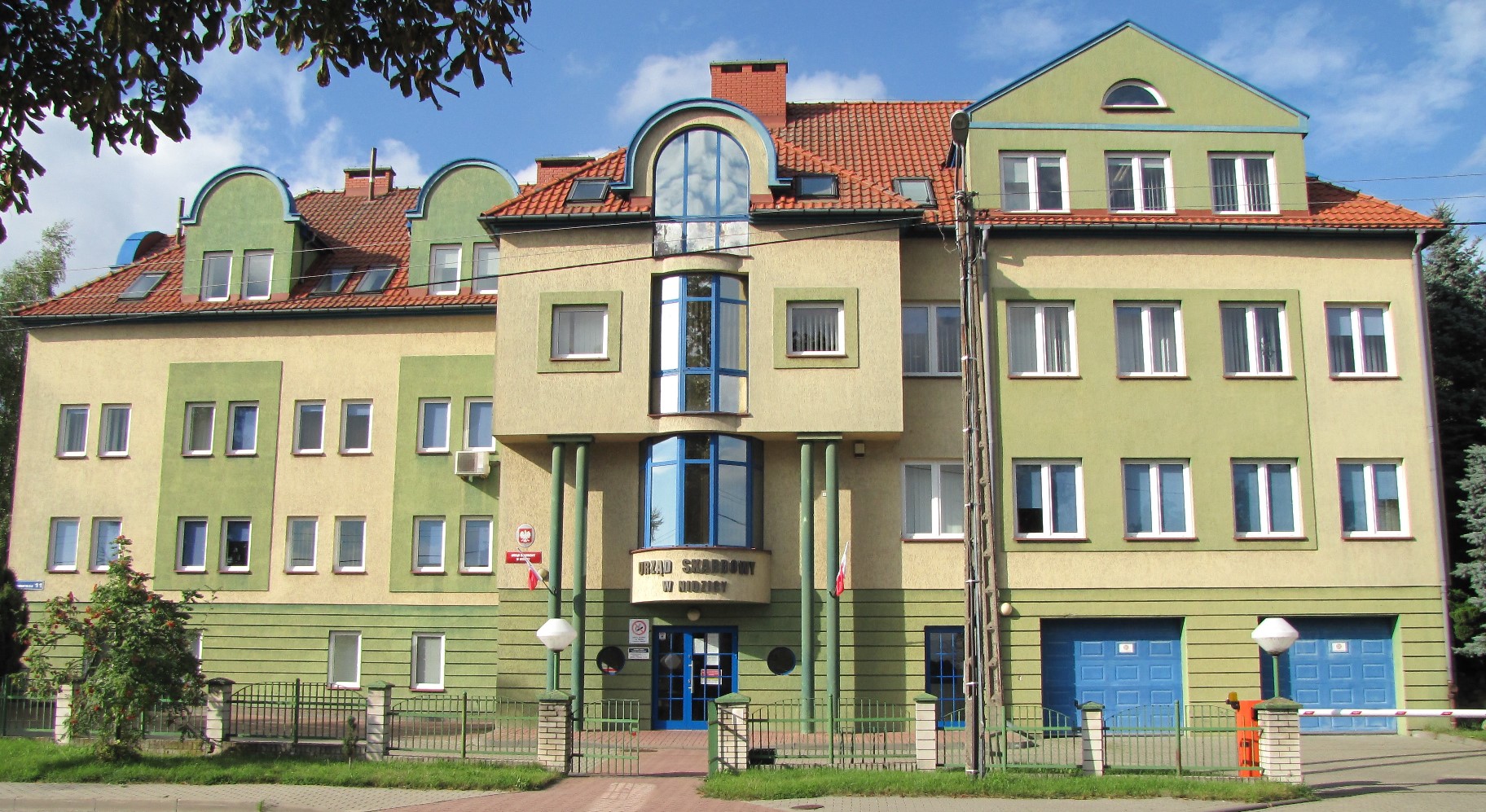 Kilkupiętrowy budynek, w którym znajduje się siedziba Urzędu Skarbowego w Nidzicy.