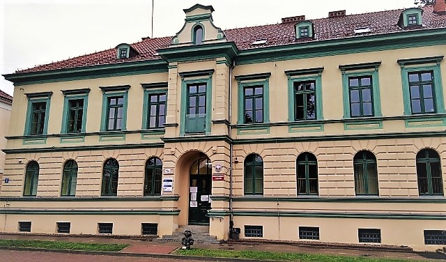 Fasada dwupiętrowego budynku, w którym znajduje się siedziba Urzędu Skarbowego w Szczytnie.