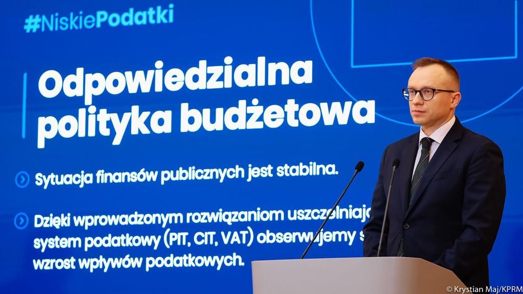 Minister Artur Soboń przy mównicy.