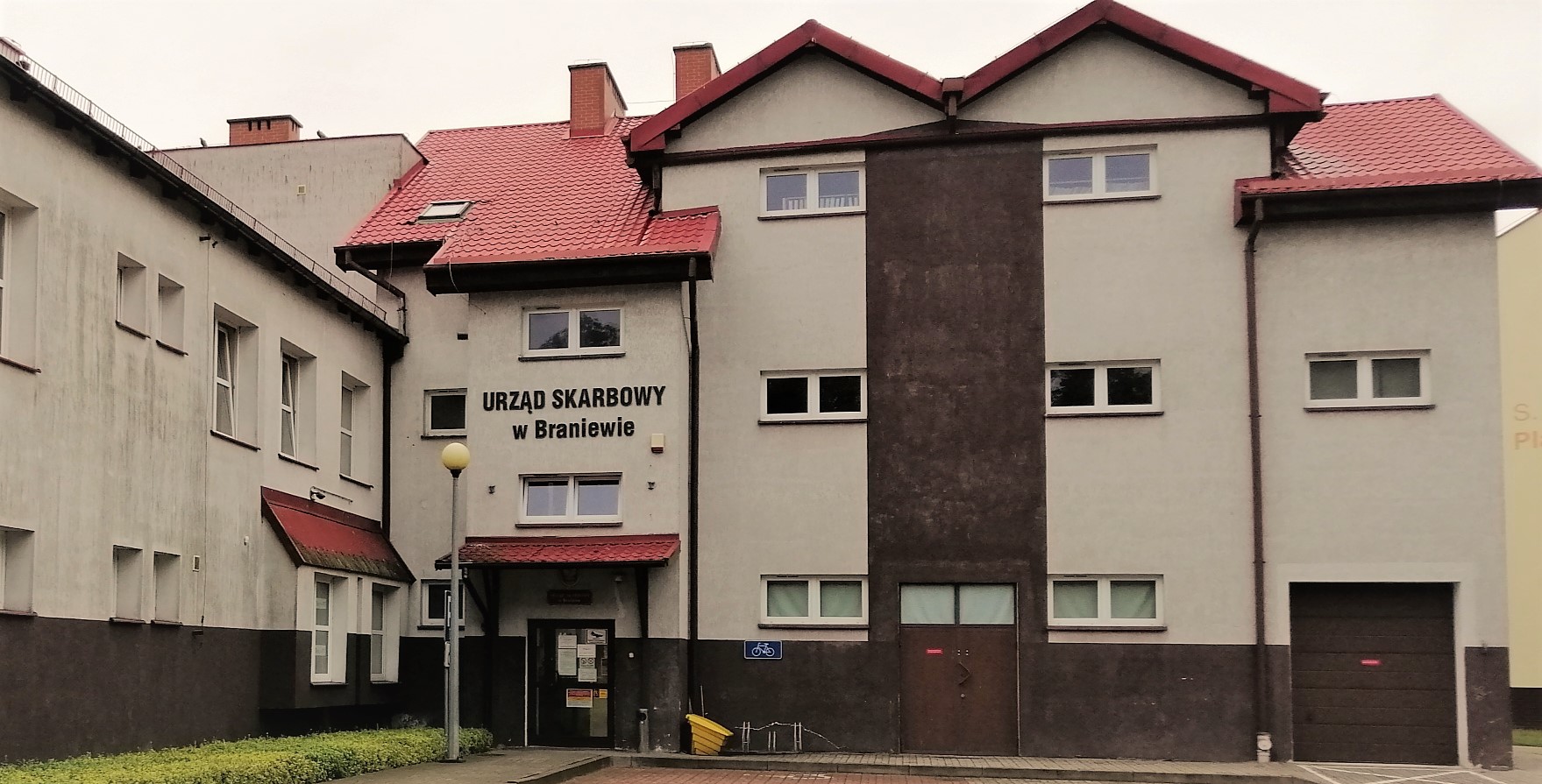 Fasada budynku, w którym znajduje się siedziba Urzędu Skarbowego w Braniewie.