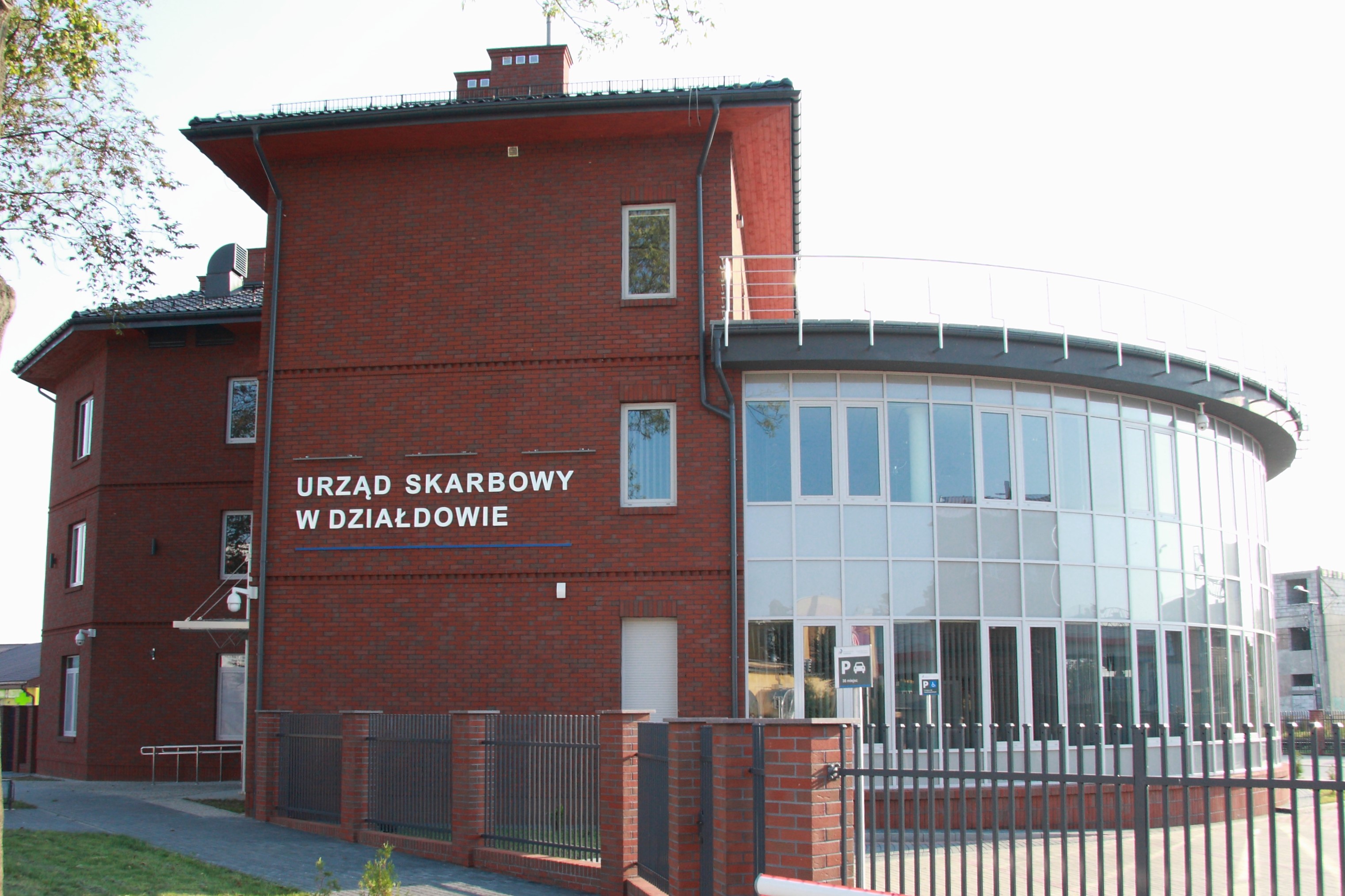 Budynek z czerwonej cegły, w którym znajduje się siedziba Urzędu Skarbowego w Działdowie.