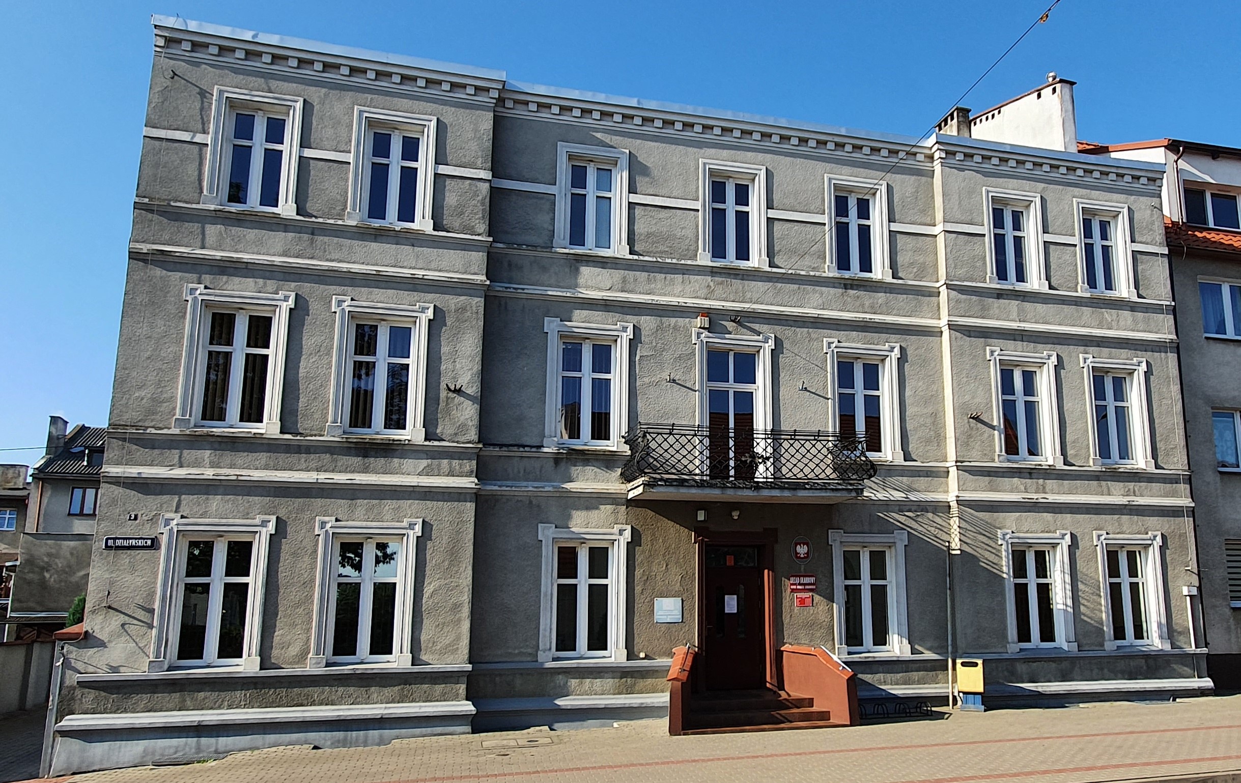 Fasada budynku, w którym znajduje się siedziba Urzędu Skarbowego w Nowym Mieście Lubawskim.