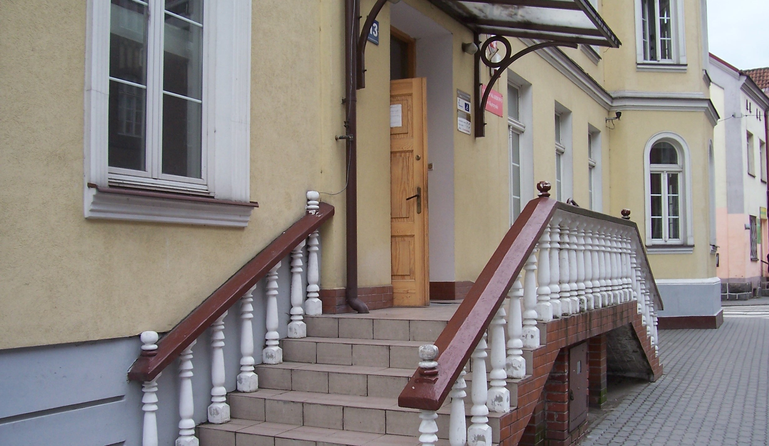 Wejście do budynku, w którym znajduje się siedziba Urzędu Skarbowego w Kętrzynie.