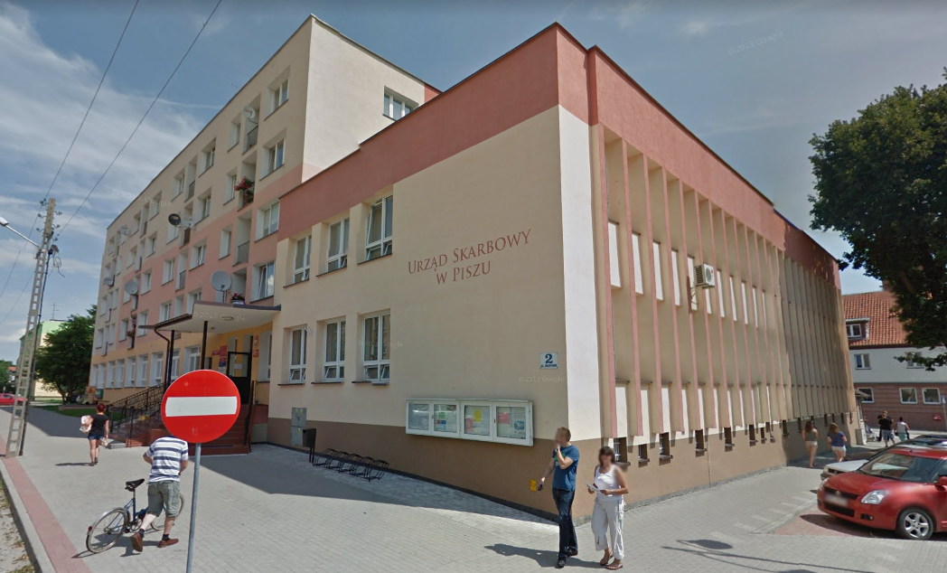Fasada budynku, w którym znajduje się siedziba Urzędu Skarbowego w Piszu.