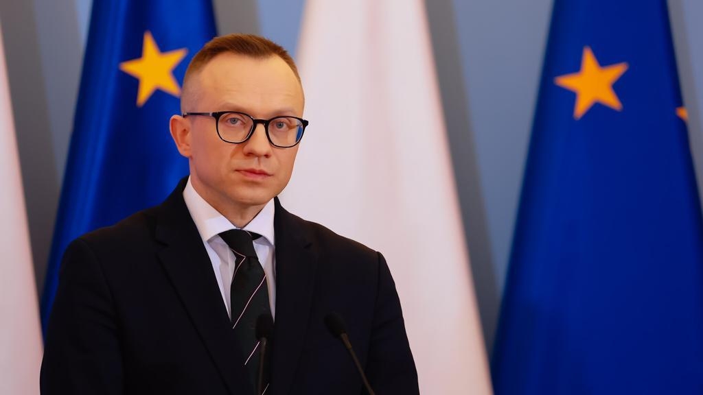 Sekretarz stanu Pan Artur Soboń. w tle flagi Unii Europejskiej.