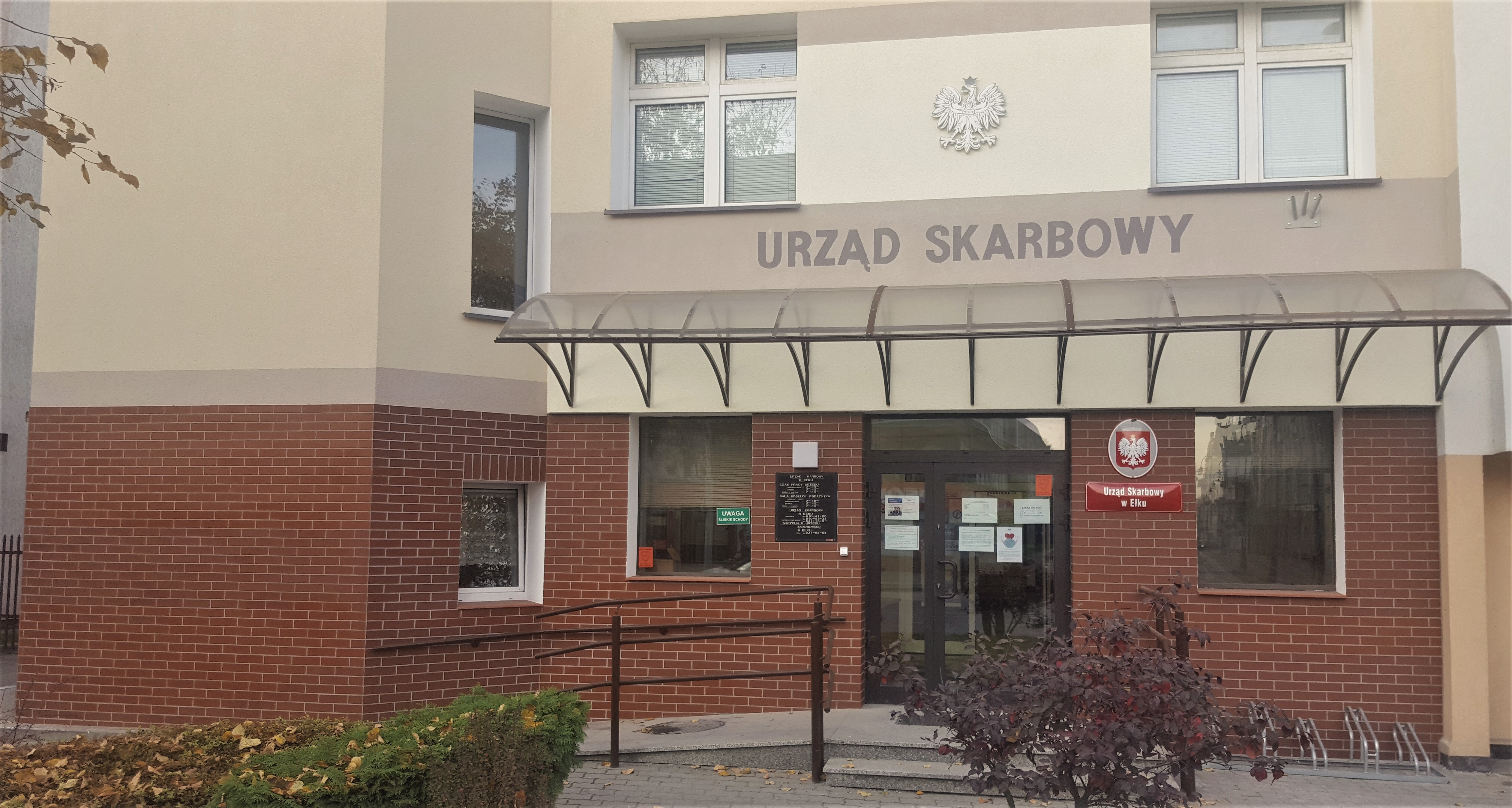 Fasada budynku, w którym znajduje się siedziba Urzędu Skarbowego w Ełku.
