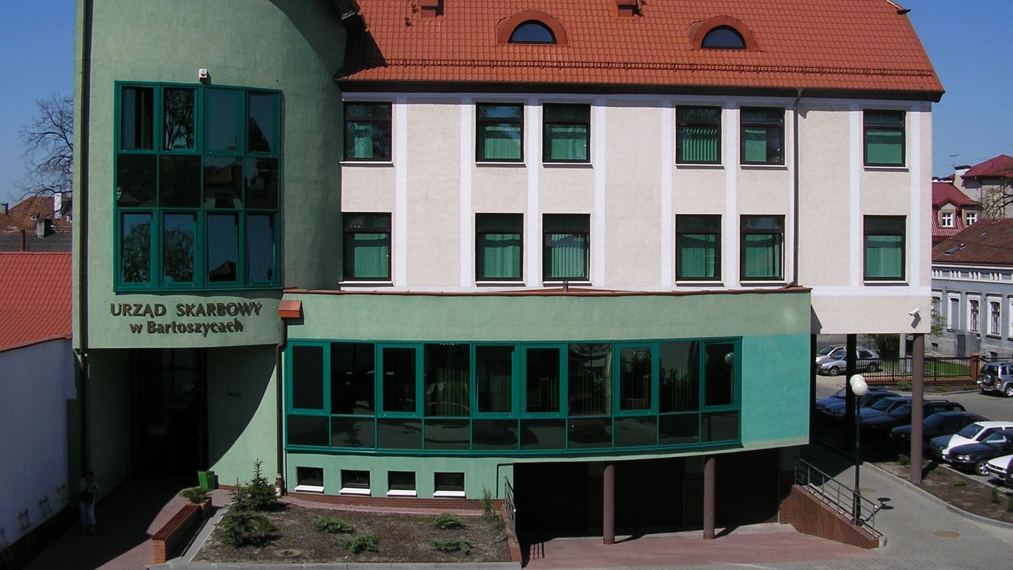 Fasada budynku, w którym znajduje się siedziba Urzędu Skarbowego w Bartoszycach.