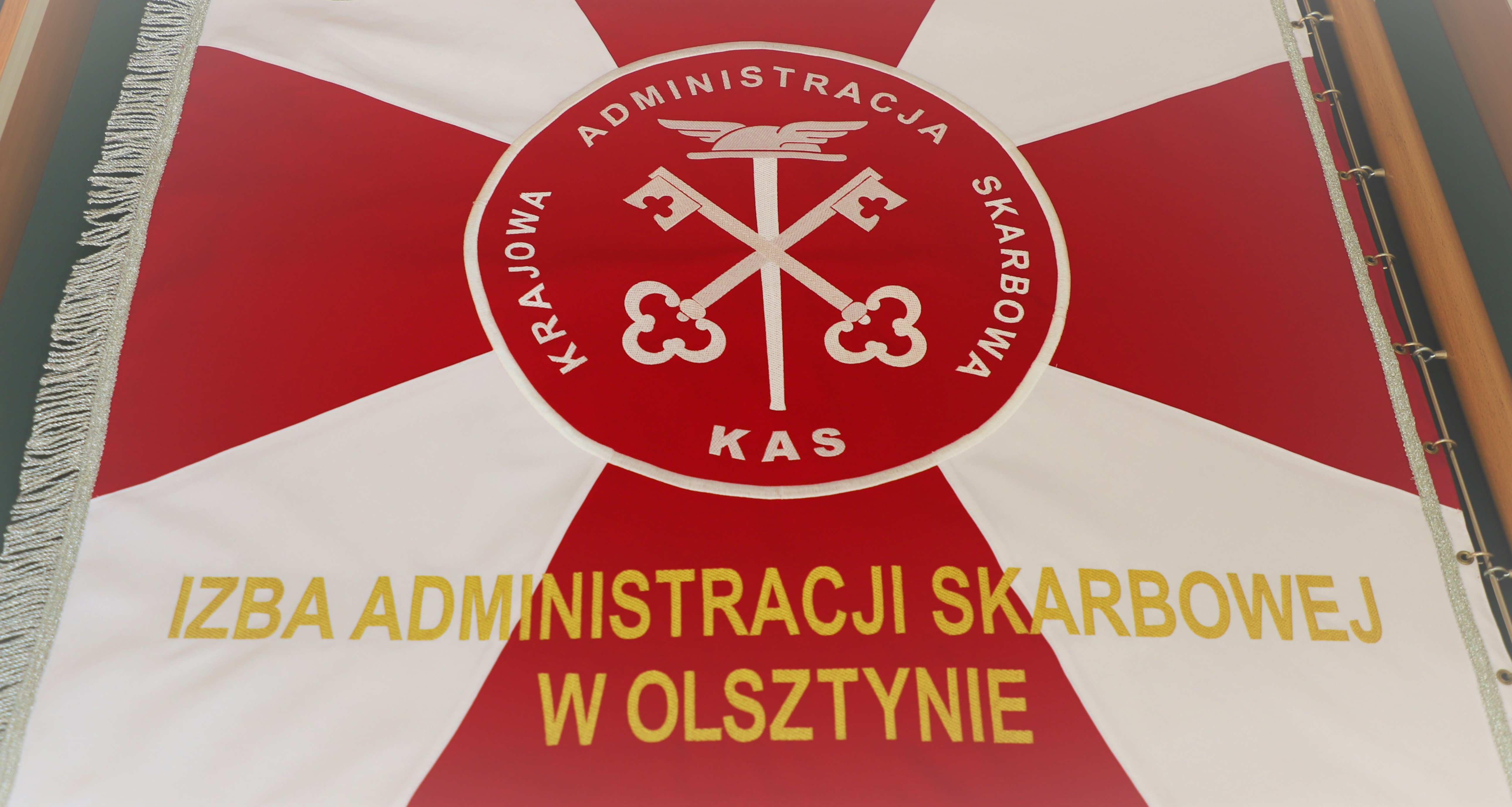 Sztandar Izby Administracji Skarbowej w Olsztynie. Sztandar ma biało-czerwone kolory i godło: dwa skrzyżowane klucze na tle laski z uskrzydlonym kapeluszem Merkurego, na emblemacie w kształcie koła.
