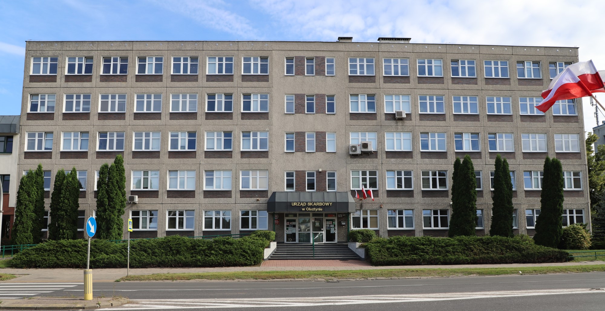 Fasada budynku, w którym znajduje się siedziba Urzędu Skarbowego w Olsztynie.