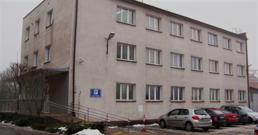 Fasada budynku, w którym znajduje się siedziba Urzędu Skarbowego w Ostródzie.