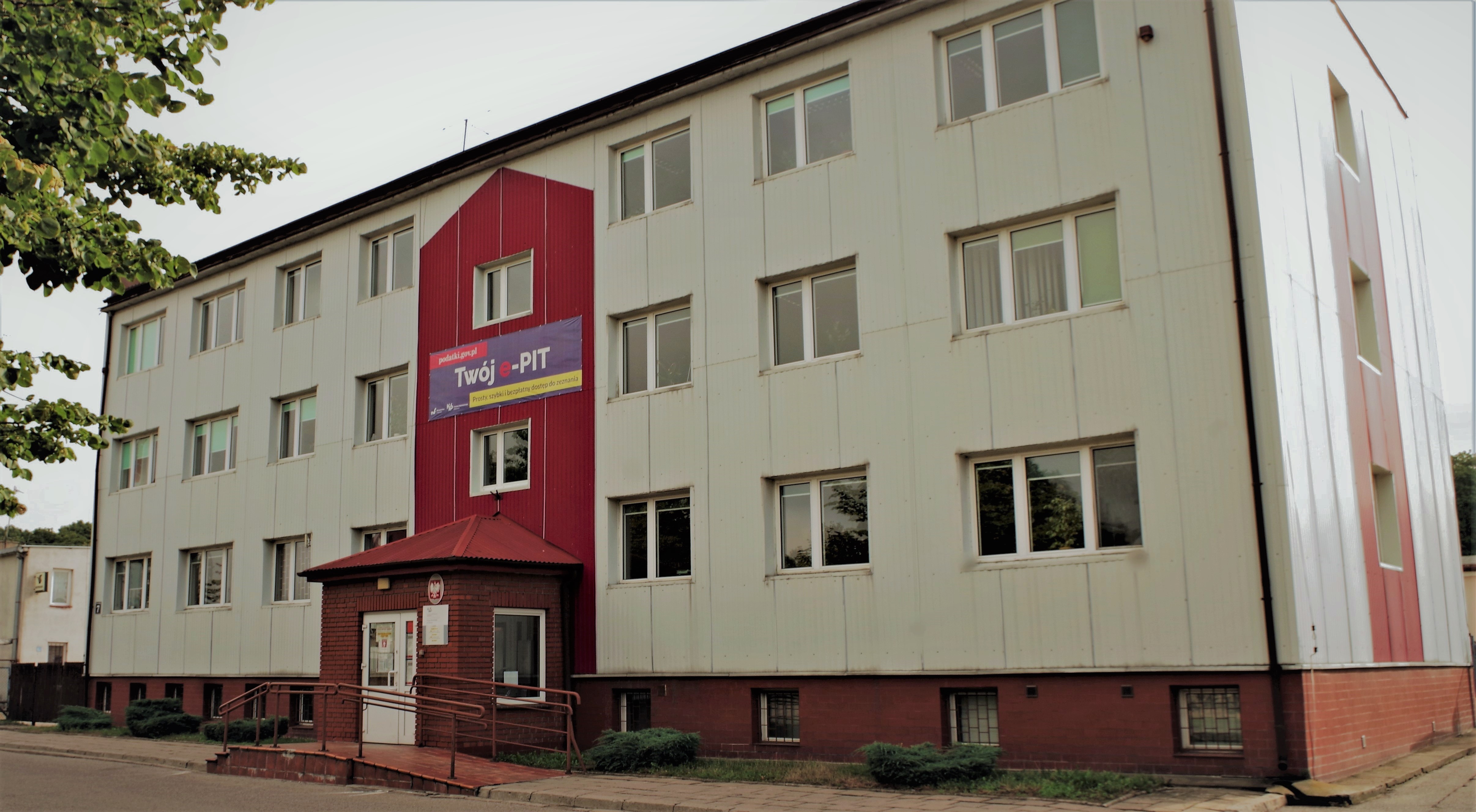 Fasada budynku, w którym znajduje się siedziba Urzędu Skarbowego w Olecku.
