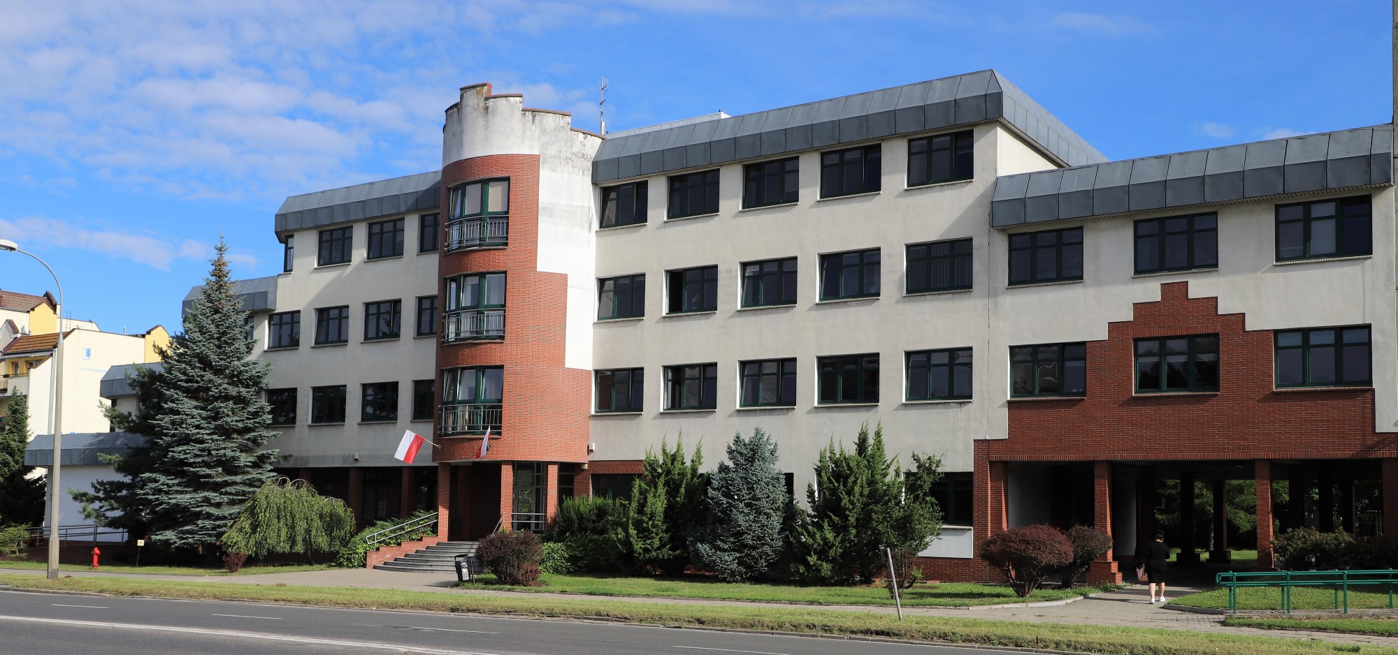 Fasada budynku, w którym znajduje się siedziba Izby Administracji Skarbowej w Olsztynie.