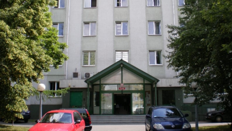 Fasada budynku, w którym znajduje się siedziba Warmińsko-Mazurskiego Urzędu Celno-Skarbowego w Olsztynie.