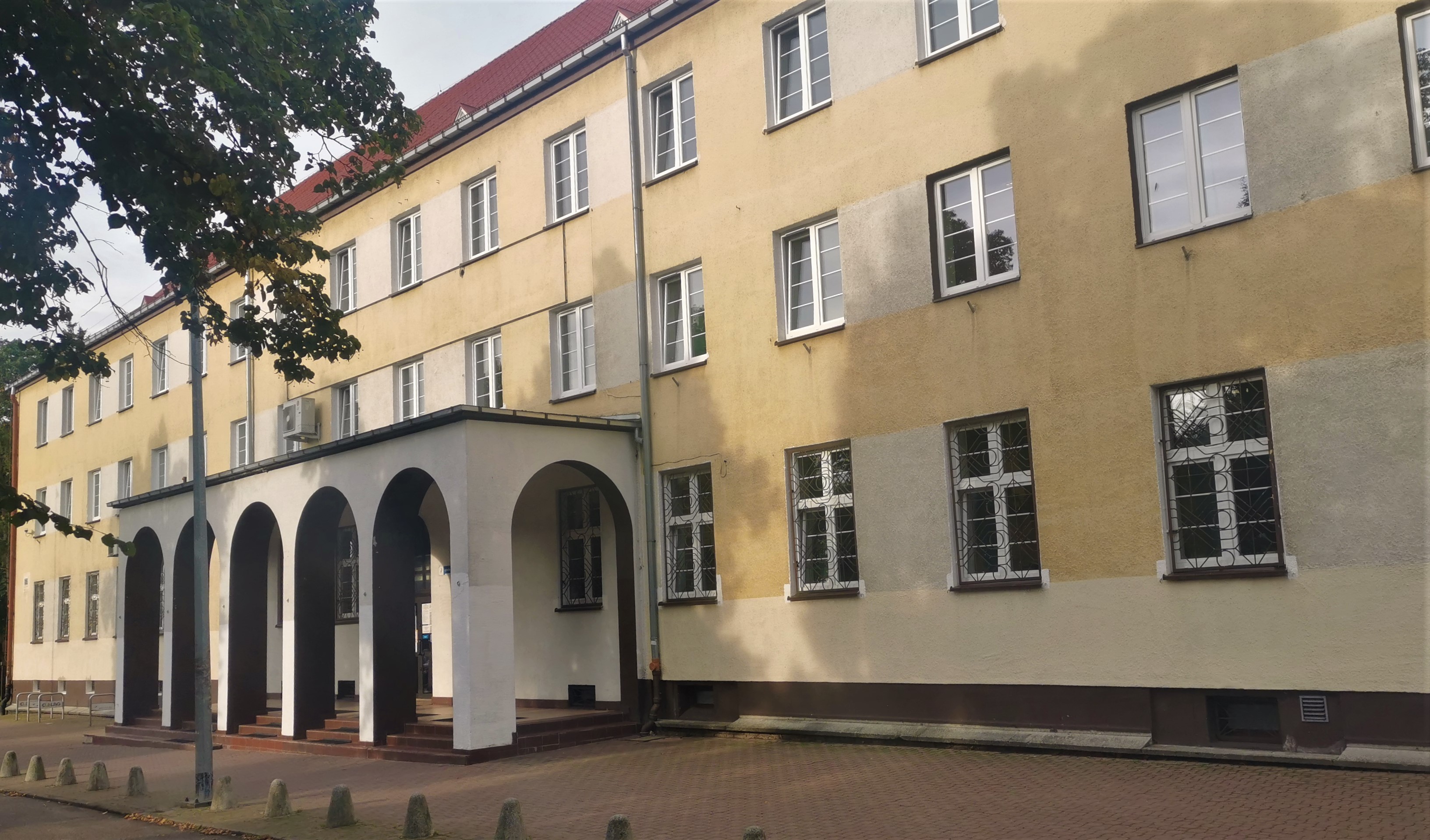 Fasada budynku, w którym znajduje się siedziba Urzędu Skarbowego w Elblągu.