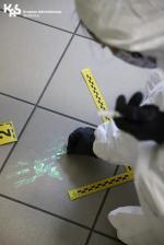 Kobieta pobiera patyczkiem materiał ze śladu dłoni.