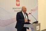 Minister Finansów Tadeusz Kościński stojący za mównicą