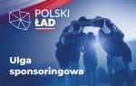 Kilku mężczyzna w sportowych strojach stojących w kółku. Napis ulga sponsoringowa Polski Ład.