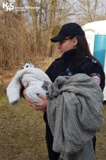 Funkcjonariuszka trzyma na ręku niemowlę