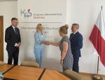 Kierownictwo Izby Administracji Skarbowej w Olsztynie składa gratulacje kobiecie.