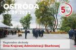 Funkcjonariusze Służby Celno-Skarbowej na placu apelowym. Napis Regionalne obchody Dnia Krajowej Administracji Skarbowej.