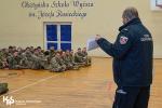 Funkcjonariusz Służby Celno-Skarbowej prowadzi zajęcia dla uczniów klas mundurowych.