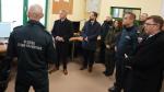 Szef KAS z funkcjonariuszami Służby Celno-Skarbowej i innymi uczestnikami inauguracji w pomieszczeniu biurowym oddziału celnego.