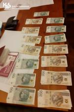 Banknoty ułożone na stole.