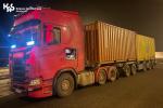 Zestaw ciężarowy załadowany kontenerami