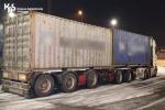 Zestaw ciężarowy załadowany kontenerami