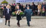 Dyrektor Izby Administracji Skarbowej w Olsztynie, Naczelnik WMUCS i Naczelnik US w Piszu składają kwiaty w trakcie uroczystości Narodowego Dnia Pamięci Żołnierzy Wyklętych.