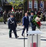 Zastępca Dyrektora Izby Administracji Skarbowej w Olsztynie i Naczelnik Warmińsko-Mazurskiego Urzędu Celno-Skarbowego składają kwiaty pod pomnikiem.