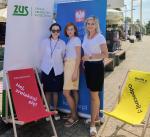 Banner promocyjny Krajowej Administracji Skarbowej i ZUS. Przed nimi trzy młode kobiety.