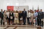 Zdjęcie grupowe pracowników i funkcjonariuszy z uroczystej zbiórki z okazji otrzymania jubileuszy i przejścia na emeryturę