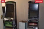 Automaty do gier ustawione w pomieszczeniu. 