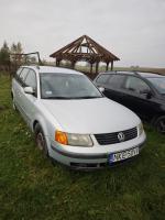 samochód w srebrnym kolorze