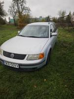 samochód w srebrnym kolorze