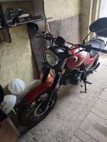 motorower w kolorze czarno- czerwonym