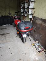 motorower w kolorze czarno- czerwonym