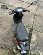 Motorower w kolorze czarno - czerwonym