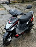 Motorower w kolorze czarno - czerwonym